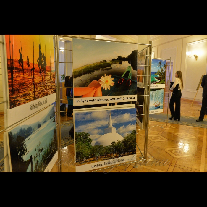 У приміщенні Верховної Ради України відкрито фотовиставку «Чарівний острів», присвячену Демократичній Соціалістичній Республіці Шрі-Ланка.
Захід організовано Депутатською групою Верховної Ради України з міжпарламентських зв’язків з Демократичною Соціалістичною Республікою Шрі-Ланка спільно з Посольством Демократичної Соціалістичної Республіки Шрі-Ланка в Туреччині та Україні за сумісництвом. Виставку присвячено відображенню найрізноманітніших аспектів багатогранного та розмаїтого життя Шрі-Ланки – тропічного острову розташованого в Індійському океані – її культурі, природі, пригодам та граням повсякденного буття.  
 Експозиція складається з 60-ти фотографій розміром по 1,5 метри. 
У відкритті виставки візьмуть участь Надзвичайний та Повноважний Посол Демократичної Соціалістичної Республіки Шрі-Ланка в Туреччині та Україні за сумісництвом пан Пакір Мохіддін Амза та народні депутати України-члени Депутатської групи Верховної Ради України з міжпарламентських зв’язків з Демократичною Соціалістичною Республікою Шрі-Ланка. 
