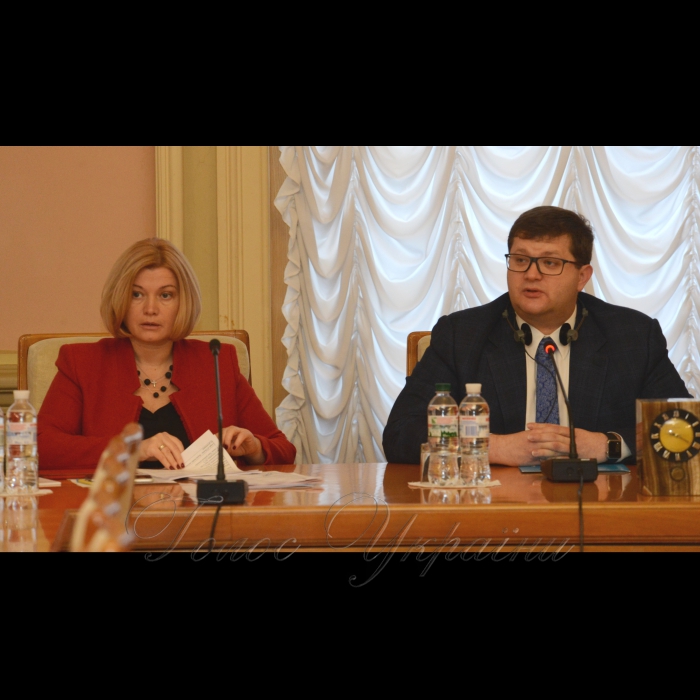 Під час зустрічі Постійної делегації Верховної Ради України з представниками дипломатичних місій держав-членів Ради Європи порушувалось питання необхідності посилення співпраці делегацій напередодні сесії ПАРЄ, що відбудеться 22-26 січня 2018 року. 

Перший заступник Голови Верховної Ради України, член Постійної делегації Верховної Ради України у ПАРЄ Ірина Геращенко подякувала представникам дипломатичних місій держав-членів Ради Європи за плідний діалог між делегаціями упродовж осінньої сесії ПАРЄ 2017 року.

Перший віце-спікер наголосила, що Україна завжди прагнула до мирного врегулювання ситуації на Донбасі та неодноразово демонструвала це своїми діями. Водночас, наголосила І.Геращенко, Російська Федерація повинна повернутись у міжнародне правове поле та почати виконувати всі взяті на себе зобов’язання. Ірина Геращенко , Володимир Ар'єв
