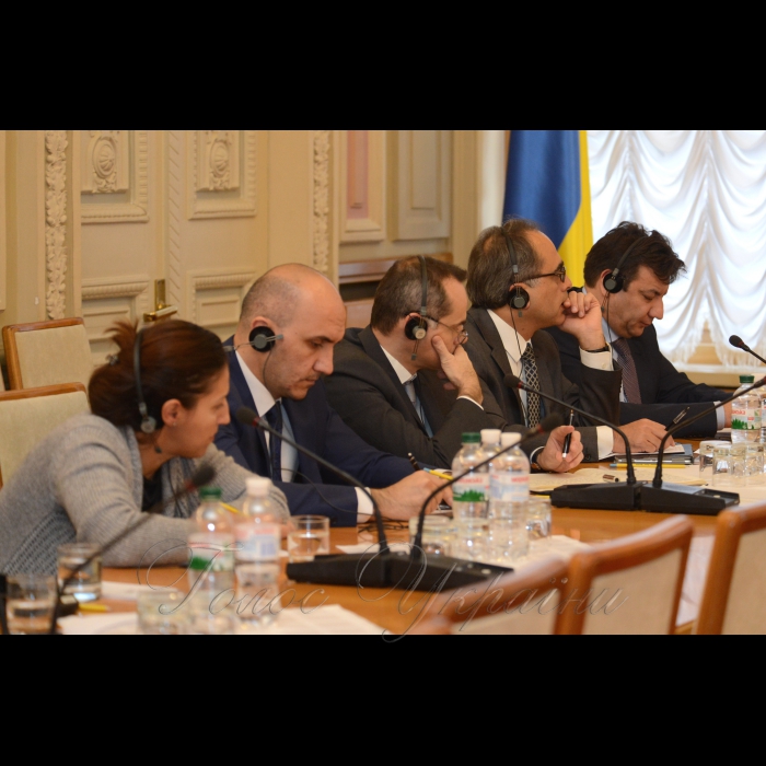 Під час зустрічі Постійної делегації Верховної Ради України з представниками дипломатичних місій держав-членів Ради Європи порушувалось питання необхідності посилення співпраці делегацій напередодні сесії ПАРЄ, що відбудеться 22-26 січня 2018 року. 

Перший заступник Голови Верховної Ради України, член Постійної делегації Верховної Ради України у ПАРЄ Ірина Геращенко подякувала представникам дипломатичних місій держав-членів Ради Європи за плідний діалог між делегаціями упродовж осінньої сесії ПАРЄ 2017 року.

Перший віце-спікер наголосила, що Україна завжди прагнула до мирного врегулювання ситуації на Донбасі та неодноразово демонструвала це своїми діями. Водночас, наголосила І.Геращенко, Російська Федерація повинна повернутись у міжнародне правове поле та почати виконувати всі взяті на себе зобов’язання.
