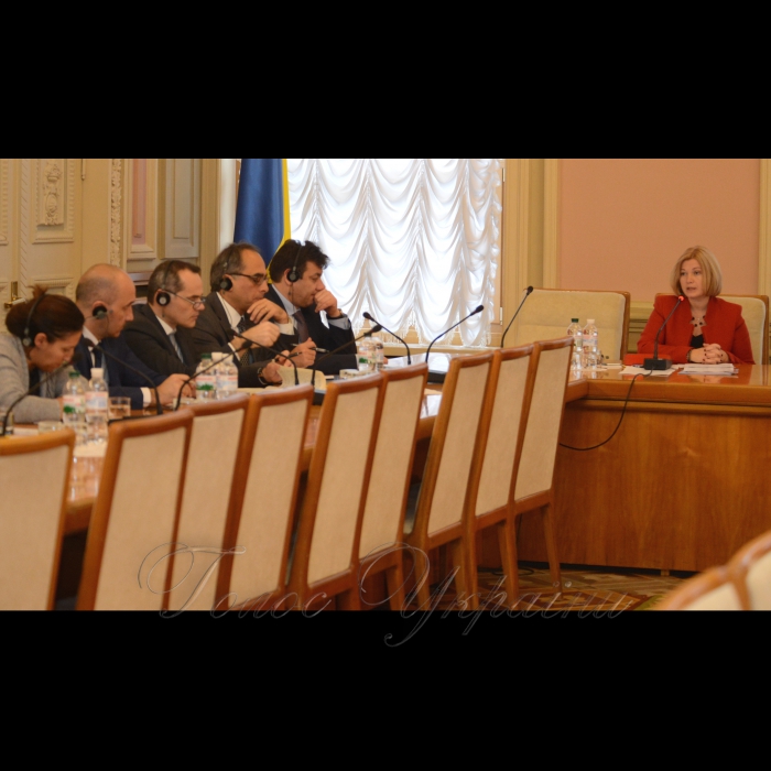 Під час зустрічі Постійної делегації Верховної Ради України з представниками дипломатичних місій держав-членів Ради Європи порушувалось питання необхідності посилення співпраці делегацій напередодні сесії ПАРЄ, що відбудеться 22-26 січня 2018 року. 

Перший заступник Голови Верховної Ради України, член Постійної делегації Верховної Ради України у ПАРЄ Ірина Геращенко подякувала представникам дипломатичних місій держав-членів Ради Європи за плідний діалог між делегаціями упродовж осінньої сесії ПАРЄ 2017 року.

Перший віце-спікер наголосила, що Україна завжди прагнула до мирного врегулювання ситуації на Донбасі та неодноразово демонструвала це своїми діями. Водночас, наголосила І.Геращенко, Російська Федерація повинна повернутись у міжнародне правове поле та почати виконувати всі взяті на себе зобов’язання.
