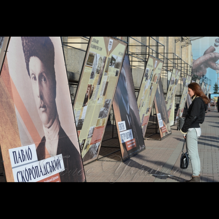 Київ, Майдан Незалежності. Відкриття виставки 