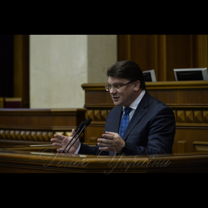Парламентські слухання на тему:  «Формування і реалізація молодіжної політики в умовах децентралізації». 
Заступник Голови Верховної Ради України Оксана Сироїд, відкриваючи слухання, висловила свої міркування щодо обговорюваного питання. Вона підкреслила, що «децентралізація - це повноваження, підкріплені грошима і відповідальністю, а молодіжна політика - це ідеї держави, які підкріплені грошима, аби молоді люди могли себе розвивати, а отже, молодіжна політика в контексті децентралізації - це політика, яка дозволяє молодим людям розвивати себе на місцях - там, де вони народилися і живуть». Міністр молоді та спорту України Ігор Жданов

