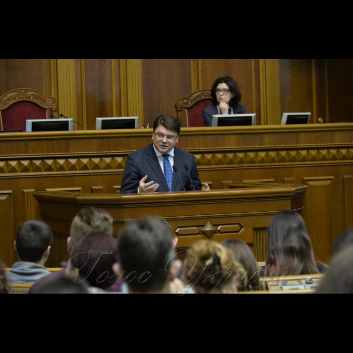 Парламентські слухання на тему:  «Формування і реалізація молодіжної політики в умовах децентралізації». 
Заступник Голови Верховної Ради України Оксана Сироїд, відкриваючи слухання, висловила свої міркування щодо обговорюваного питання. Вона підкреслила, що «децентралізація - це повноваження, підкріплені грошима і відповідальністю, а молодіжна політика - це ідеї держави, які підкріплені грошима, аби молоді люди могли себе розвивати, а отже, молодіжна політика в контексті децентралізації - це політика, яка дозволяє молодим людям розвивати себе на місцях - там, де вони народилися і живуть». Міністр молоді та спорту України Ігор Жданов
