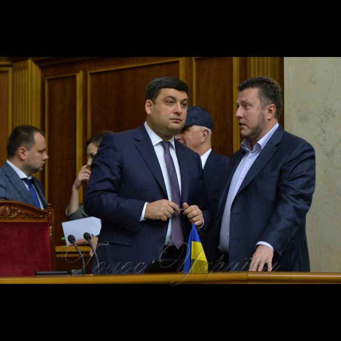 16 листопада 2017 пленарне засідання Верховної Ради України. Прийнято Закон «Про внесення змін до деяких законодавчих актів України (щодо спрощення ведення бізнесу та залучення інвестицій емітентами цінних паперів)».
Гройсман Володимир, Яценко Антон.