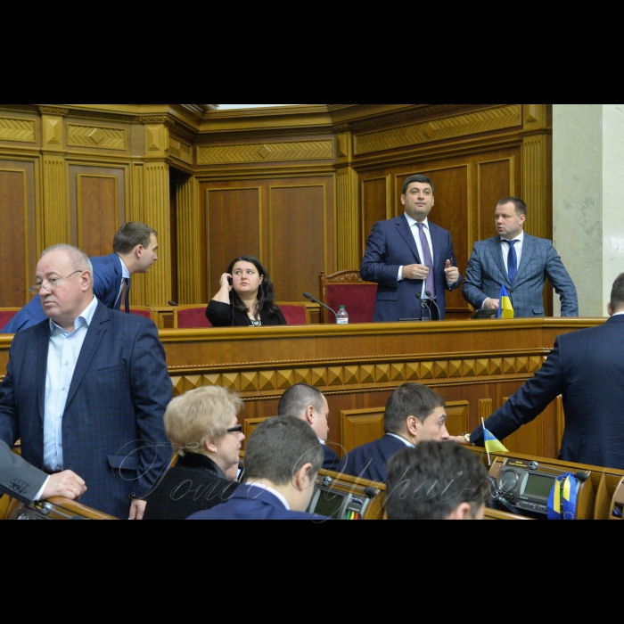 16 листопада 2017 пленарне засідання Верховної Ради України. Прийнято Закон «Про внесення змін до деяких законодавчих актів України (щодо спрощення ведення бізнесу та залучення інвестицій емітентами цінних паперів)».
Гройсман Володимир.