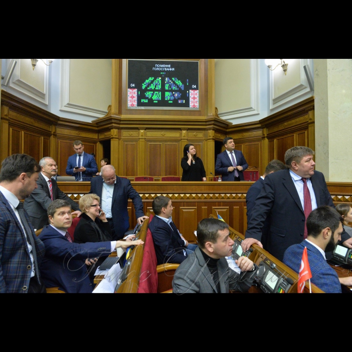 16 листопада 2017 пленарне засідання Верховної Ради України. Прийнято Закон «Про внесення змін до деяких законодавчих актів України (щодо спрощення ведення бізнесу та залучення інвестицій емітентами цінних паперів)».
Гройсман Володимир.
