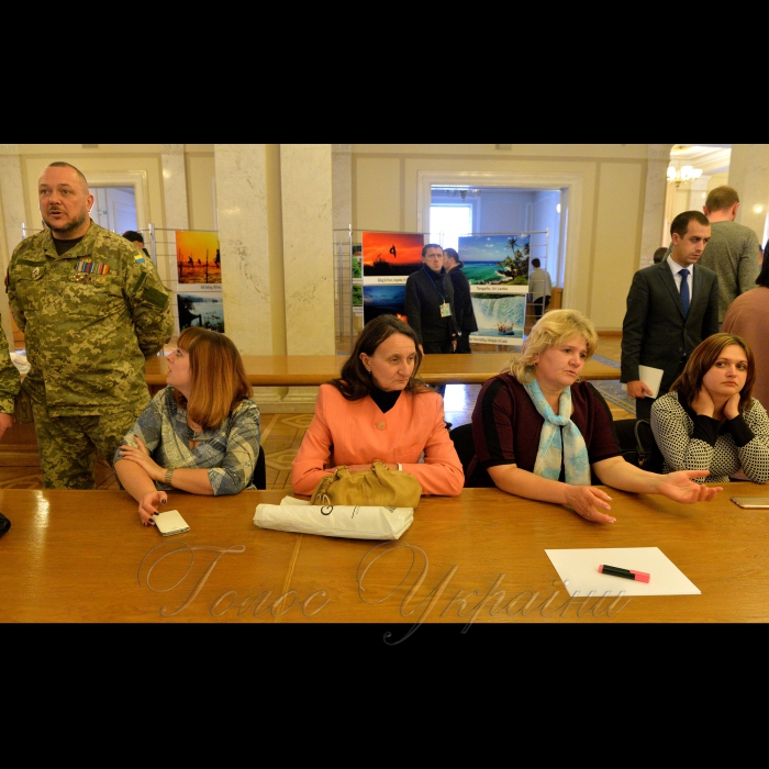 16 листопада 2017 у Верховній Раді України відкрилася фотовиставка «Не забуті», яку відвідала Перший заступник Голови ВР України Ірина Геращенко.
На експозиції представлені фотографії родин військових, які перебувають у полоні бойовиків на тимчасово окупованих територіях Донбасу. 
Організатори заходу ГО «Батальйон національного захисту «Кривбас» та «Берегиня» мають на меті привернути увагу влади до проблеми повернення полонених та розшуку безвісти зниклих бійців.