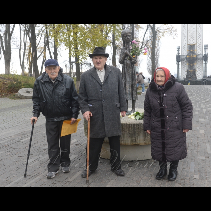 16 листопада 2017 зустріч з трьома свідками Голодомору. Унікальна зустріч, яка має ризик ніколи не повторитися. Наш обов’язок зберегти пам'ять про те, що було вчинено з українцями в 1932-1933 роках, про вбивство 7 млн. людей, про тих, хто зміг вижити.
Свідки голодомору Микола Онищенко, Зіновій Масло, Тамара Бедренко (зліва направо).