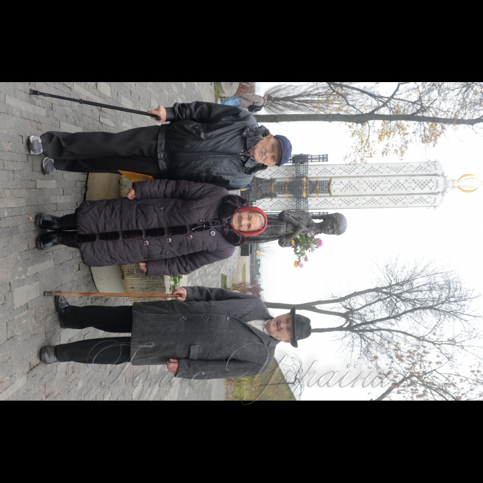 16 листопада 2017 зустріч з трьома свідками Голодомору. Унікальна зустріч, яка має ризик ніколи не повторитися. Наш обов’язок зберегти пам'ять про те, що було вчинено з українцями в 1932-1933 роках, про вбивство 7 млн. людей, про тих, хто зміг вижити.