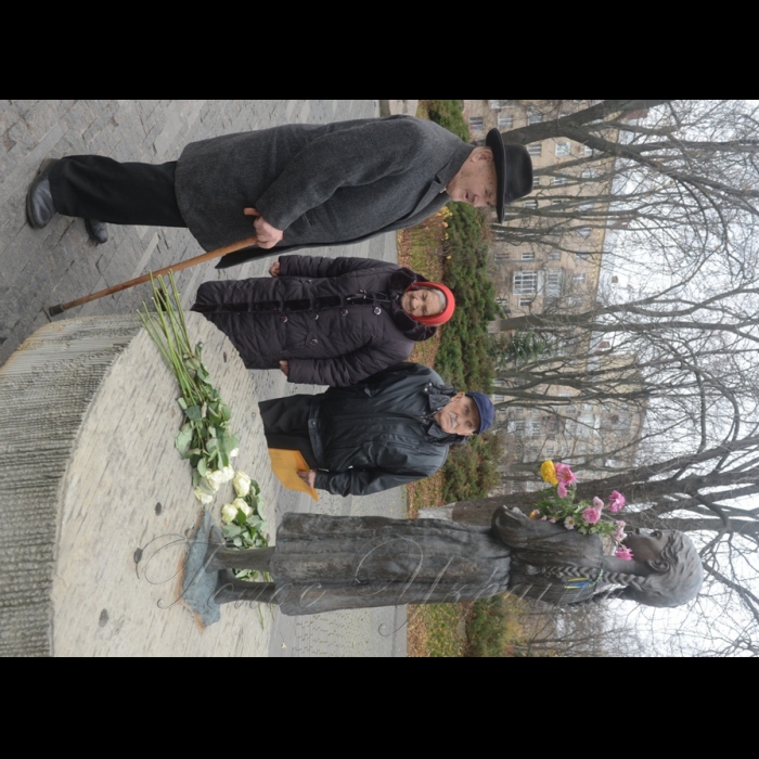 16 листопада 2017 зустріч з трьома свідками Голодомору. Унікальна зустріч, яка має ризик ніколи не повторитися. Наш обов’язок зберегти пам'ять про те, що було вчинено з українцями в 1932-1933 роках, про вбивство 7 млн. людей, про тих, хто зміг вижити.