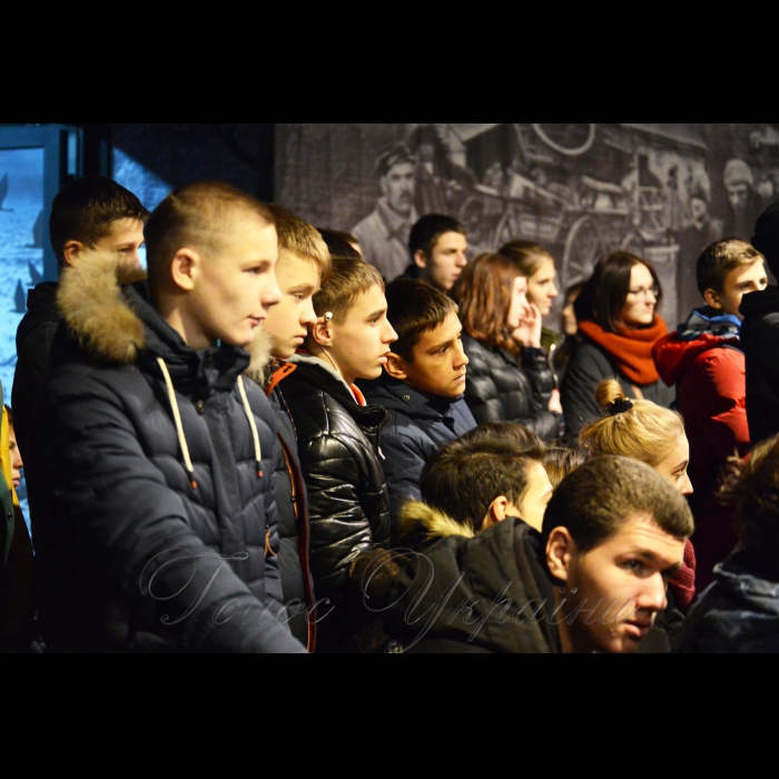 16 листопада 2017 зустріч з трьома свідками Голодомору. Унікальна зустріч, яка має ризик ніколи не повторитися. Наш обов’язок зберегти пам'ять про те, що було вчинено з українцями в 1932-1933 роках, про вбивство 7 млн. людей, про тих, хто зміг вижити.