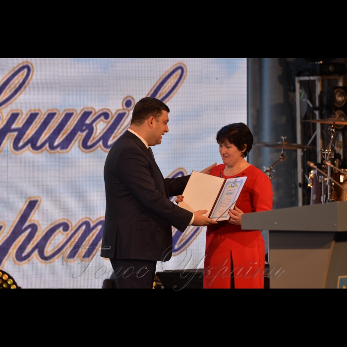 17 листопада 2017 Київ, вул. Хрещатик, 2, Український дім.
Урочистості з нагоди Дня працівників сільського господарства та 100-річчя заснування Міністерства аграрної політики та продовольства України, за участі Прем’єр-міністра України Володимира Гройсмана, керівництва Міністерства, аграріїв - Героїв України, народних депутатів, керівників центральних органів влади, обласних державних адміністрацій, Національної академії аграрних наук та профільних навчальних закладів, представників сільськогосподарських підприємств, асоціацій, громадських організацій, іноземних делегацій. Відбулося нагородження кращих сільгоспвиробників урядовими нагородами. Також цього року з нагоди 100-річчя заснування Мінагрополітики відбулася урочиста церемонія погашення ювілейної поштової марки, присвяченої 100-річчю аграрному Міністерству.