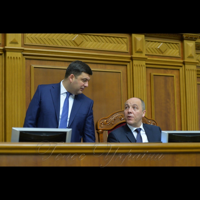 17 листопада 2017 пленарне засідання Верховної Ради України, «Година запитань до Уряду».
Прем’єр-міністр України Володимир Гройсман, Голова ВР Андрій Парубій.