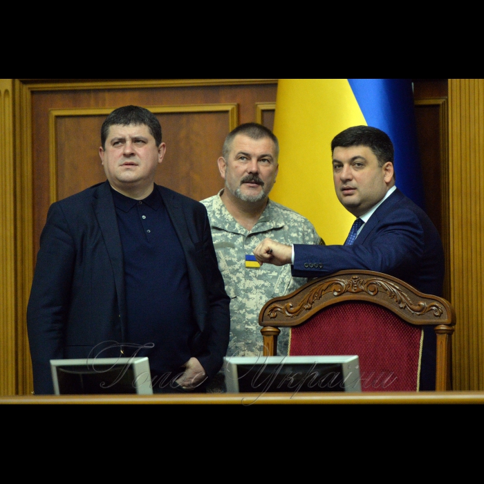 17 листопада 2017 пленарне засідання Верховної Ради України, «Година запитань до Уряду».
Максим Бурбак, Юрій Береза - обоє - НФ, Володимир Гройсман.