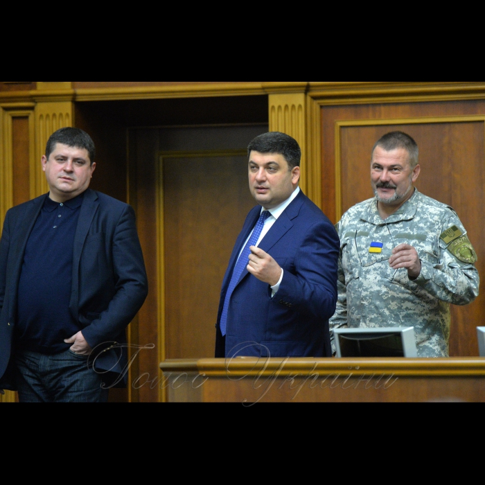 17 листопада 2017 пленарне засідання Верховної Ради України, «Година запитань до Уряду».
Максим Бурбак, Юрій Береза - обоє - НФ, Володимир Гройсман.