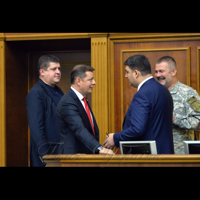 17 листопада 2017 пленарне засідання Верховної Ради України, «Година запитань до Уряду».
Максим Бурбак, Юрій Береза - обоє - НФ, Олег Ляшко - РП, Володимир Гройсман.