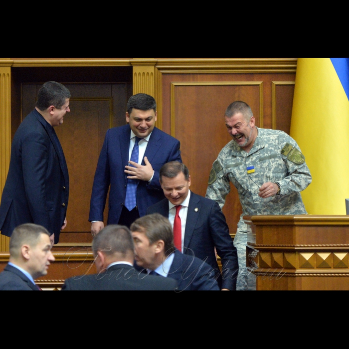 17 листопада 2017 пленарне засідання Верховної Ради України, «Година запитань до Уряду».
Максим Бурбак, Юрій Береза - обоє - НФ, Олег Ляшко - РП, Володимир Гройсман.