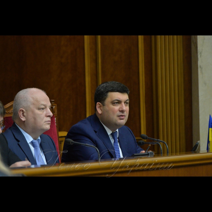 17 листопада 2017 пленарне засідання Верховної Ради України, «Година запитань до Уряду».
Степан Кубів, Володимир Гройсман.