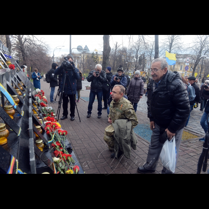 21 листопада 2017 Київ. На алеї Героїв Небесної Сотні, біля Хреста пам'яті Героїв Небесної Сотні відбувся Молебень пам'яті Героїв Небесної Сотні. Поминальний молебень та покладання квітів представників родин Героїв Небесної Сотні, поранених майданівців та активістів Революції Гідності. Ініціатори: ГО 