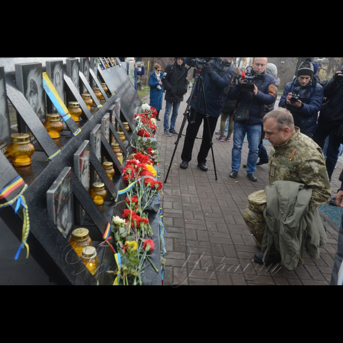 21 листопада 2017 Київ. На алеї Героїв Небесної Сотні, біля Хреста пам'яті Героїв Небесної Сотні відбувся Молебень пам'яті Героїв Небесної Сотні. Поминальний молебень та покладання квітів представників родин Героїв Небесної Сотні, поранених майданівців та активістів Революції Гідності. Ініціатори: ГО 