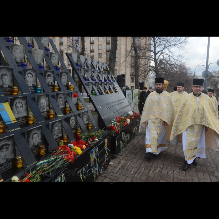 21 листопада 2017 Київ. На алеї Героїв Небесної Сотні, біля Хреста пам'яті Героїв Небесної Сотні відбувся Молебень пам'яті Героїв Небесної Сотні. Поминальний молебень та покладання квітів представників родин Героїв Небесної Сотні, поранених майданівців та активістів Революції Гідності. Ініціатори: ГО 