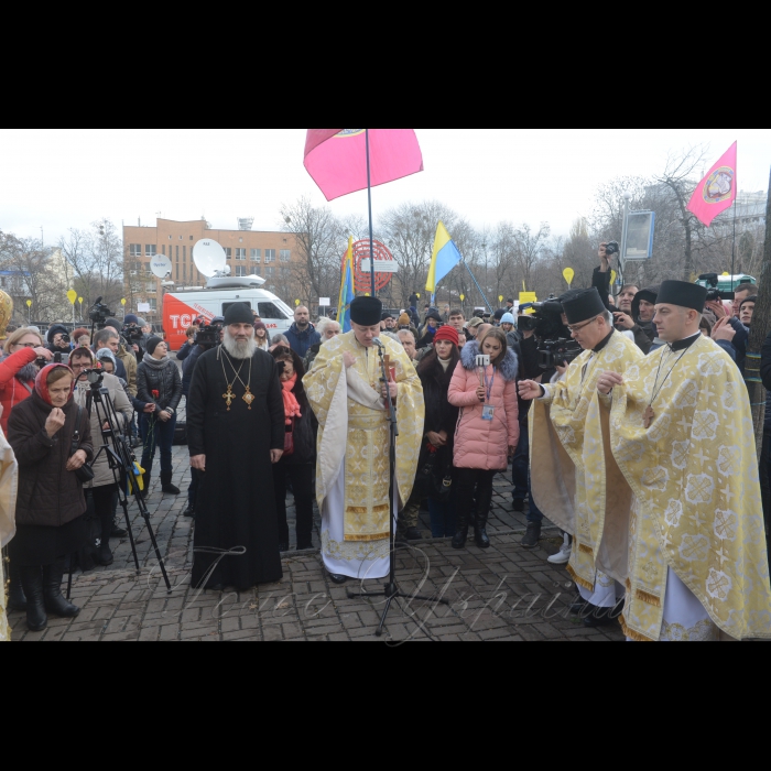 21 листопада 2017 Київ. На алеї Героїв Небесної Сотні, біля Хреста пам'яті Героїв Небесної Сотні відбувся Молебень пам'яті Героїв Небесної Сотні. Поминальний молебень та покладання квітів представників родин Героїв Небесної Сотні, поранених майданівців та активістів Революції Гідності. Ініціатори: ГО 