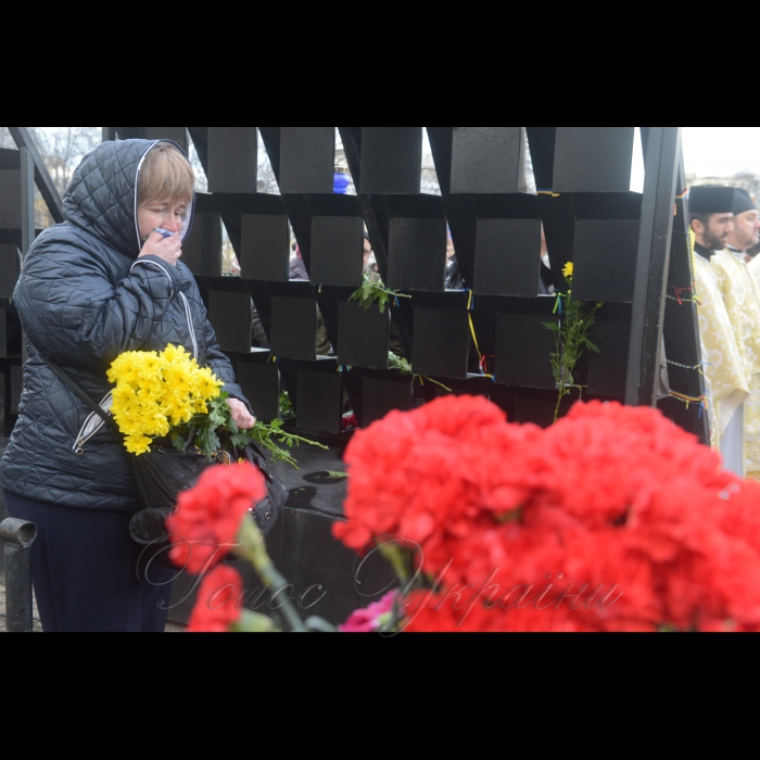 21 листопада 2017 Київ. На алеї Героїв Небесної Сотні, біля Хреста пам'яті Героїв Небесної Сотні відбувся Молебень пам'яті Героїв Небесної Сотні. Поминальний молебень та покладання квітів представників родин Героїв Небесної Сотні, поранених майданівців та активістів Революції Гідності. Ініціатори: ГО 