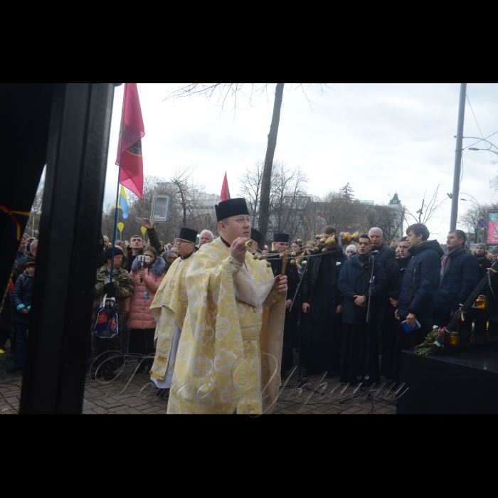 21 листопада 2017 Київ. На алеї Героїв Небесної Сотні, біля Хреста пам'яті Героїв Небесної Сотні відбувся Молебень пам'яті Героїв Небесної Сотні. Поминальний молебень та покладання квітів представників родин Героїв Небесної Сотні, поранених майданівців та активістів Революції Гідності. Ініціатори: ГО 