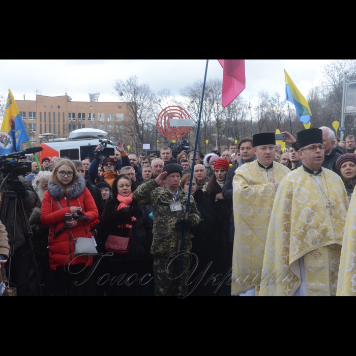 21 листопада 2017 Київ. На алеї Героїв Небесної Сотні, біля Хреста пам'яті Героїв Небесної Сотні відбувся Молебень пам'яті Героїв Небесної Сотні. Поминальний молебень та покладання квітів представників родин Героїв Небесної Сотні, поранених майданівців та активістів Революції Гідності. Ініціатори: ГО 