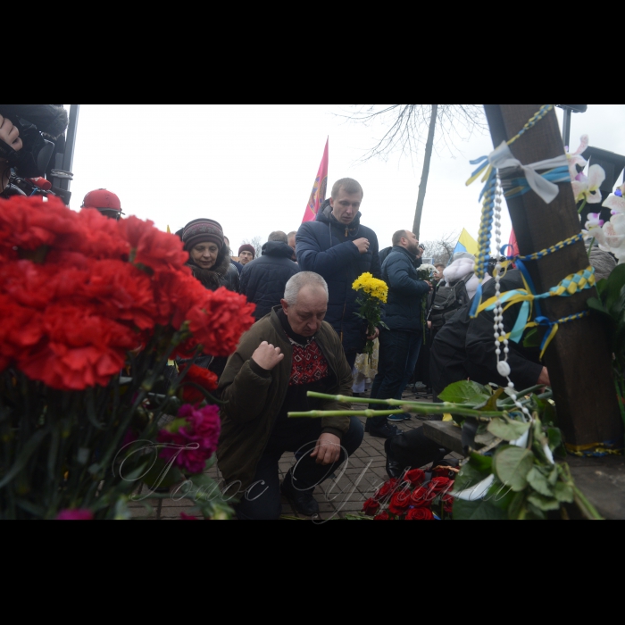 21 листопада 2017 Київ. На алеї Героїв Небесної Сотні, біля Хреста пам'яті Героїв Небесної Сотні відбувся Молебень пам'яті Героїв Небесної Сотні. Поминальний молебень та покладання квітів представників родин Героїв Небесної Сотні, поранених майданівців та активістів Революції Гідності. Ініціатори: ГО 