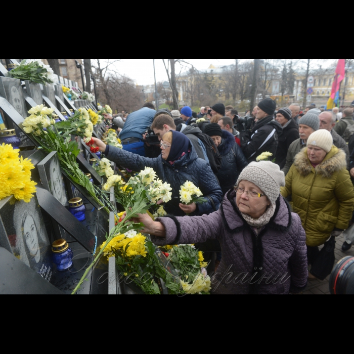 21 листопада 2017 Київ. На алеї Героїв Небесної Сотні, біля Хреста пам'яті Героїв Небесної Сотні відбувся Молебень пам'яті Героїв Небесної Сотні. Поминальний молебень та покладання квітів представників родин Героїв Небесної Сотні, поранених майданівців та активістів Революції Гідності. Ініціатори: ГО 
