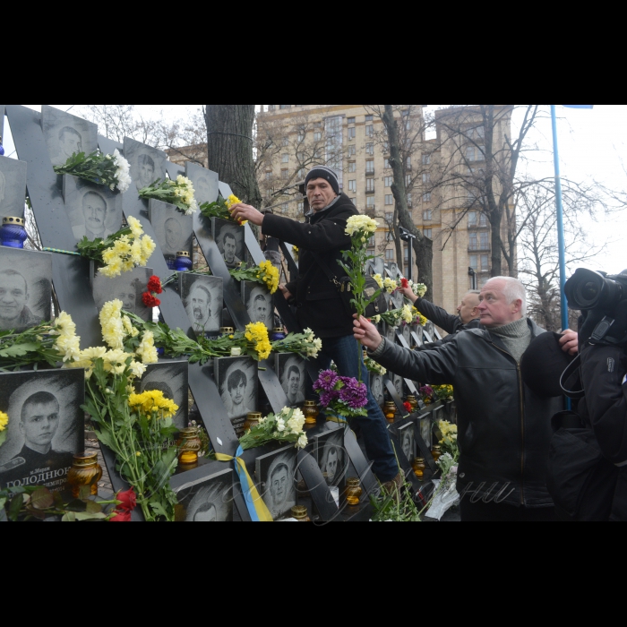 21 листопада 2017 Київ. На алеї Героїв Небесної Сотні, біля Хреста пам'яті Героїв Небесної Сотні відбувся Молебень пам'яті Героїв Небесної Сотні. Поминальний молебень та покладання квітів представників родин Героїв Небесної Сотні, поранених майданівців та активістів Революції Гідності. Ініціатори: ГО 