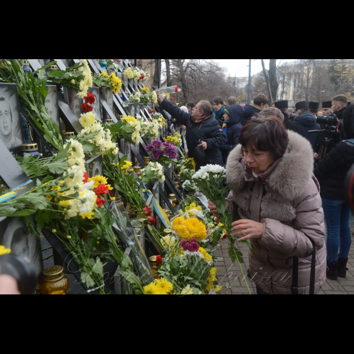 21 листопада 2017 Київ. На алеї Героїв Небесної Сотні, біля Хреста пам'яті Героїв Небесної Сотні відбувся Молебень пам'яті Героїв Небесної Сотні. Поминальний молебень та покладання квітів представників родин Героїв Небесної Сотні, поранених майданівців та активістів Революції Гідності. Ініціатори: ГО 