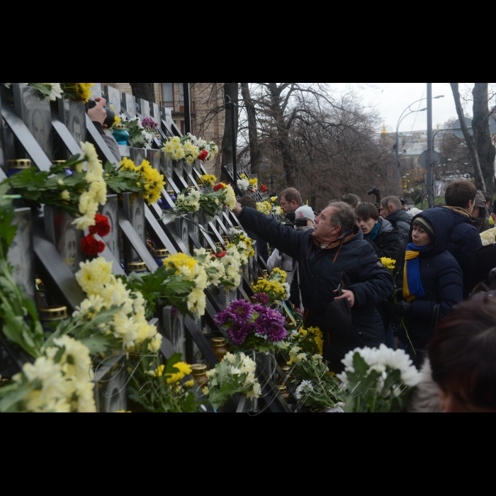 21 листопада 2017 Київ. На алеї Героїв Небесної Сотні, біля Хреста пам'яті Героїв Небесної Сотні відбувся Молебень пам'яті Героїв Небесної Сотні. Поминальний молебень та покладання квітів представників родин Героїв Небесної Сотні, поранених майданівців та активістів Революції Гідності. Ініціатори: ГО 