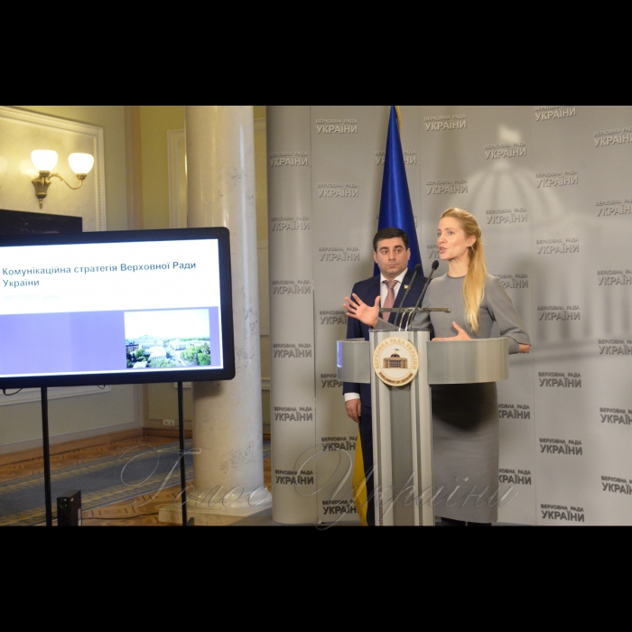 21 листопада 2017 у Верховній Раді України в рамках Міжнародного тижня законодавчої відкритості відбулася презентація Комунікаційної стратегії парламенту на 2017-2021 роки. Документ, що став результатом роботи стратегічних сесій за участю політиків, експертів, співробітників Апарату Верховної Ради та представників громадськості, підготовлено у рамках виконання Плану дій з реалізації Декларації відкритості парламенту за сприяння проекту Європейського Союзу, Верховної Ради України та ПРООН «Рада за Європу».
Народні депутати України Світлана Заліщук і Дмитро Лубінець.