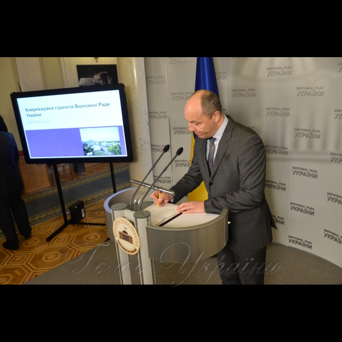 21 листопада 2017 у Верховній Раді України в рамках Міжнародного тижня законодавчої відкритості відбулася презентація Комунікаційної стратегії парламенту на 2017-2021 роки. Документ, що став результатом роботи стратегічних сесій за участю політиків, експертів, співробітників Апарату Верховної Ради та представників громадськості, підготовлено у рамках виконання Плану дій з реалізації Декларації відкритості парламенту за сприяння проекту Європейського Союзу, Верховної Ради України та ПРООН «Рада за Європу». 