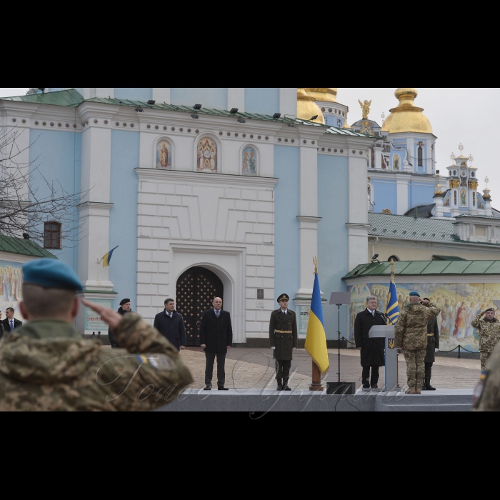 21 листопада 2017 Президент, Верховний Головнокомандувач Збройних Сил України Петро Порошенко підписав  Указ «Про встановлення в Україні Дня Десантно-штурмових військ Збройних Сил України», який відзначатиметься щороку 21 листопада.

Про це Президент повідомив під час урочистої церемонії перейменування Високомобільних десантних військ у Десантно-штурмові війська Збройних Сил України та встановлення Дня Десантно-штурмових військ ЗСУ.

Глава держави зазначив, що сьогодні в Україні також відзначають день Собору Архистратига Михаїла, а цей святий є небесним покровителем українських десантників.