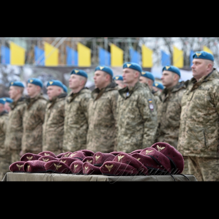 21 листопада 2017 Президент, Верховний Головнокомандувач Збройних Сил України Петро Порошенко підписав  Указ «Про встановлення в Україні Дня Десантно-штурмових військ Збройних Сил України», який відзначатиметься щороку 21 листопада.

Про це Президент повідомив під час урочистої церемонії перейменування Високомобільних десантних військ у Десантно-штурмові війська Збройних Сил України та встановлення Дня Десантно-штурмових військ ЗСУ.

Глава держави зазначив, що сьогодні в Україні також відзначають день Собору Архистратига Михаїла, а цей святий є небесним покровителем українських десантників.