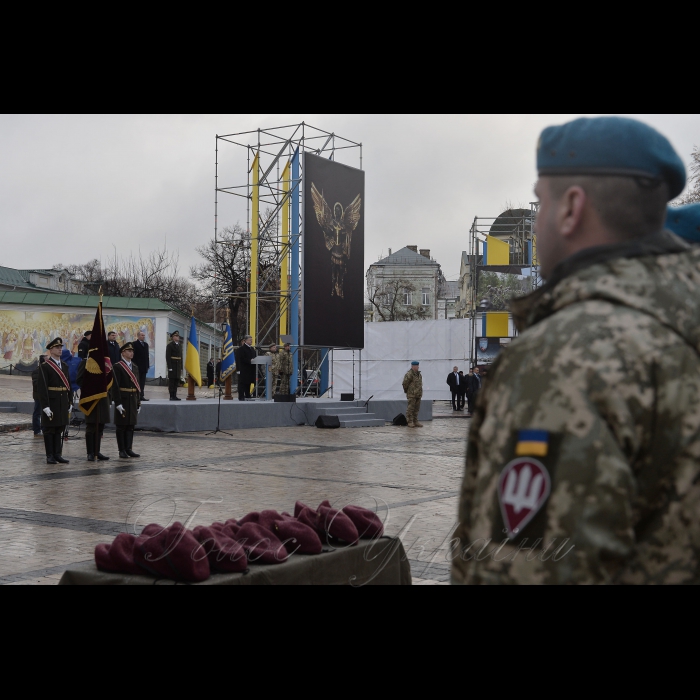 21 листопада 2017 Президент, Верховний Головнокомандувач Збройних Сил України Петро Порошенко підписав  Указ «Про встановлення в Україні Дня Десантно-штурмових військ Збройних Сил України», який відзначатиметься щороку 21 листопада.

Про це Президент повідомив під час урочистої церемонії перейменування Високомобільних десантних військ у Десантно-штурмові війська Збройних Сил України та встановлення Дня Десантно-штурмових військ ЗСУ.

Глава держави зазначив, що сьогодні в Україні також відзначають день Собору Архистратига Михаїла, а цей святий є небесним покровителем українських десантників.