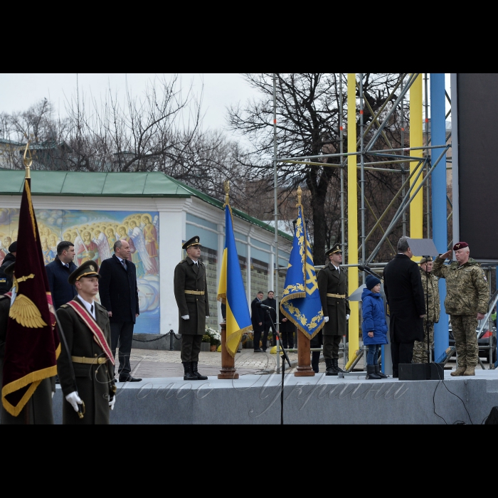 21 листопада 2017 Президент, Верховний Головнокомандувач Збройних Сил України Петро Порошенко підписав  Указ «Про встановлення в Україні Дня Десантно-штурмових військ Збройних Сил України», який відзначатиметься щороку 21 листопада.

Про це Президент повідомив під час урочистої церемонії перейменування Високомобільних десантних військ у Десантно-штурмові війська Збройних Сил України та встановлення Дня Десантно-штурмових військ ЗСУ.

Глава держави зазначив, що сьогодні в Україні також відзначають день Собору Архистратига Михаїла, а цей святий є небесним покровителем українських десантників.