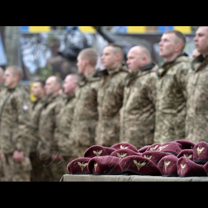 21 листопада 2017 Президент, Верховний Головнокомандувач Збройних Сил України Петро Порошенко підписав  Указ «Про встановлення в Україні Дня Десантно-штурмових військ Збройних Сил України», який відзначатиметься щороку 21 листопада.

Про це Президент повідомив під час урочистої церемонії перейменування Високомобільних десантних військ у Десантно-штурмові війська Збройних Сил України та встановлення Дня Десантно-штурмових військ ЗСУ.

Глава держави зазначив, що сьогодні в Україні також відзначають день Собору Архистратига Михаїла, а цей святий є небесним покровителем українських десантників.