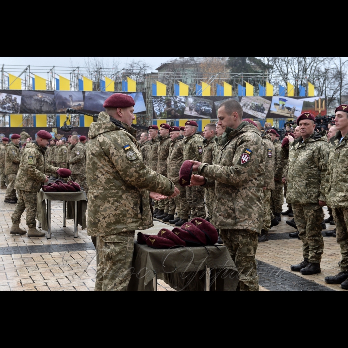 21 листопада 2017 Президент, Верховний Головнокомандувач Збройних Сил України Петро Порошенко підписав  Указ «Про встановлення в Україні Дня Десантно-штурмових військ Збройних Сил України», який відзначатиметься щороку 21 листопада.

Про це Президент повідомив під час урочистої церемонії перейменування Високомобільних десантних військ у Десантно-штурмові війська Збройних Сил України та встановлення Дня Десантно-штурмових військ ЗСУ.

Глава держави зазначив, що сьогодні в Україні також відзначають день Собору Архистратига Михаїла, а цей святий є небесним покровителем українських десантників.