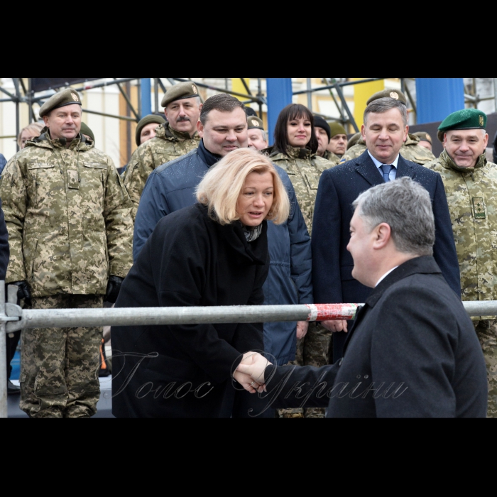 21 листопада 2017 Президент, Верховний Головнокомандувач Збройних Сил України Петро Порошенко підписав  Указ «Про встановлення в Україні Дня Десантно-штурмових військ Збройних Сил України», який відзначатиметься щороку 21 листопада.

Про це Президент повідомив під час урочистої церемонії перейменування Високомобільних десантних військ у Десантно-штурмові війська Збройних Сил України та встановлення Дня Десантно-штурмових військ ЗСУ.

Глава держави зазначив, що сьогодні в Україні також відзначають день Собору Архистратига Михаїла, а цей святий є небесним покровителем українських десантників.
1-й заступник Голови ВР Ірина Геращенко, Президент, Верховний Головнокомандувач Збройних Сил України Петро Порошенко.