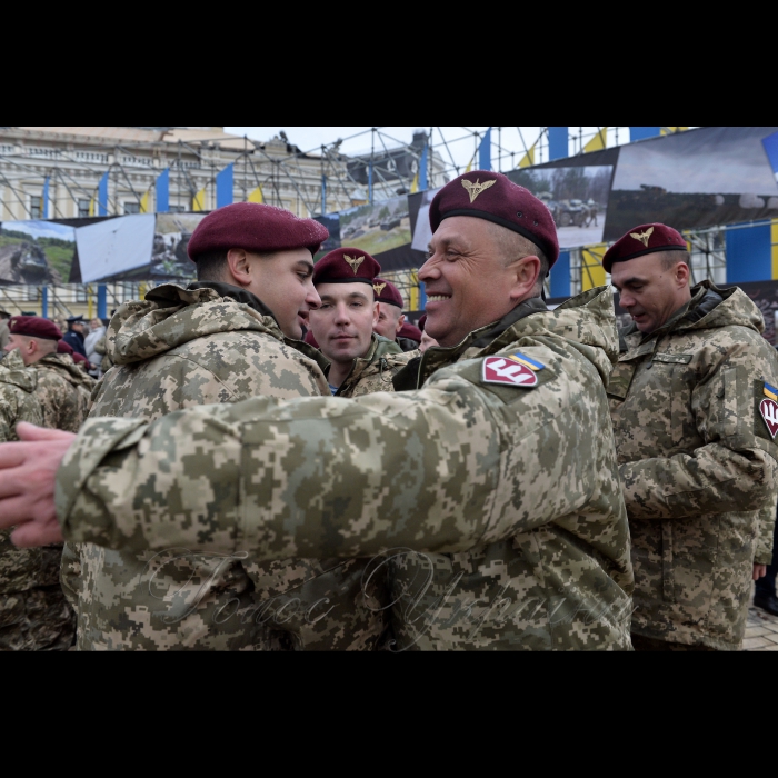 21 листопада 2017 Президент, Верховний Головнокомандувач Збройних Сил України Петро Порошенко підписав  Указ «Про встановлення в Україні Дня Десантно-штурмових військ Збройних Сил України», який відзначатиметься щороку 21 листопада.

Про це Президент повідомив під час урочистої церемонії перейменування Високомобільних десантних військ у Десантно-штурмові війська Збройних Сил України та встановлення Дня Десантно-штурмових військ ЗСУ.

Глава держави зазначив, що сьогодні в Україні також відзначають день Собору Архистратига Михаїла, а цей святий є небесним покровителем українських десантників.
