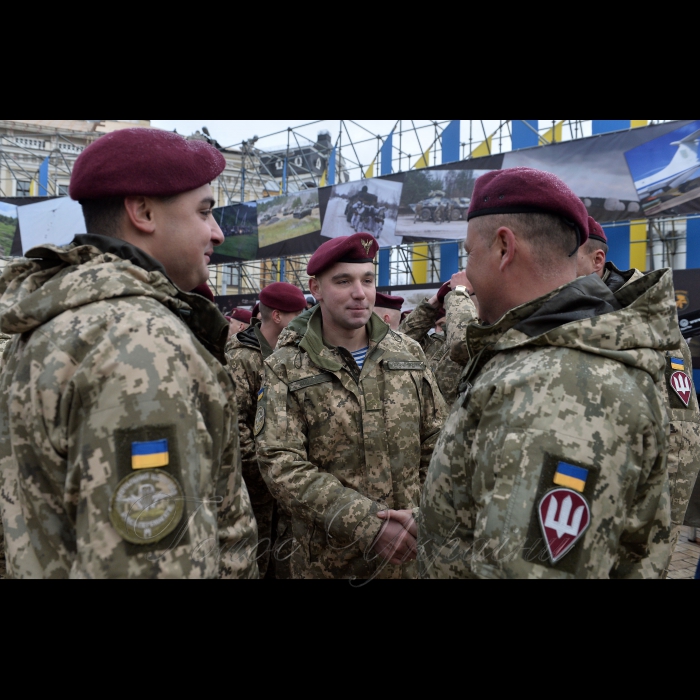 21 листопада 2017 Президент, Верховний Головнокомандувач Збройних Сил України Петро Порошенко підписав  Указ «Про встановлення в Україні Дня Десантно-штурмових військ Збройних Сил України», який відзначатиметься щороку 21 листопада.

Про це Президент повідомив під час урочистої церемонії перейменування Високомобільних десантних військ у Десантно-штурмові війська Збройних Сил України та встановлення Дня Десантно-штурмових військ ЗСУ.

Глава держави зазначив, що сьогодні в Україні також відзначають день Собору Архистратига Михаїла, а цей святий є небесним покровителем українських десантників.