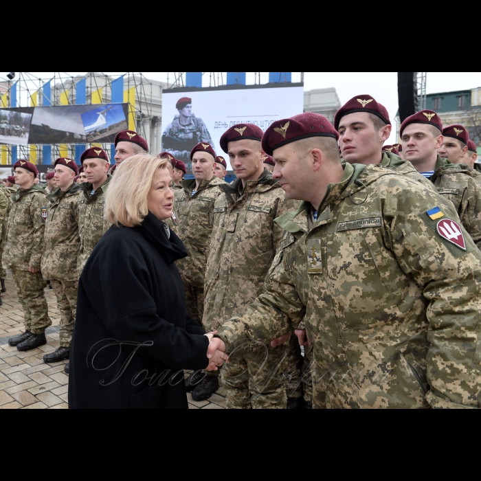 21 листопада 2017 Президент, Верховний Головнокомандувач Збройних Сил України Петро Порошенко підписав  Указ «Про встановлення в Україні Дня Десантно-штурмових військ Збройних Сил України», який відзначатиметься щороку 21 листопада.

Про це Президент повідомив під час урочистої церемонії перейменування Високомобільних десантних військ у Десантно-штурмові війська Збройних Сил України та встановлення Дня Десантно-штурмових військ ЗСУ.

Глава держави зазначив, що сьогодні в Україні також відзначають день Собору Архистратига Михаїла, а цей святий є небесним покровителем українських десантників.
1-й заступник Голови ВР Ірина Геращенко.