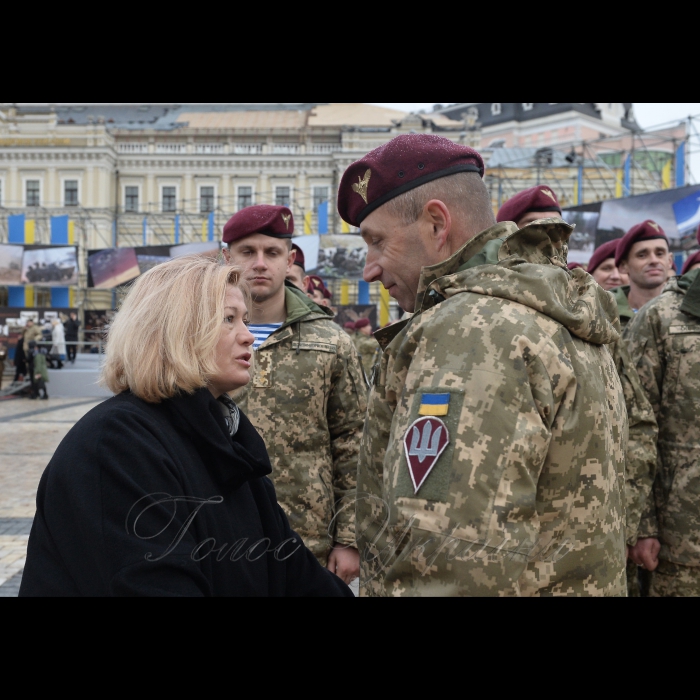 21 листопада 2017 Президент, Верховний Головнокомандувач Збройних Сил України Петро Порошенко підписав  Указ «Про встановлення в Україні Дня Десантно-штурмових військ Збройних Сил України», який відзначатиметься щороку 21 листопада.

Про це Президент повідомив під час урочистої церемонії перейменування Високомобільних десантних військ у Десантно-штурмові війська Збройних Сил України та встановлення Дня Десантно-штурмових військ ЗСУ.

Глава держави зазначив, що сьогодні в Україні також відзначають день Собору Архистратига Михаїла, а цей святий є небесним покровителем українських десантників.
1-й заступник Голови ВР Ірина Геращенко.