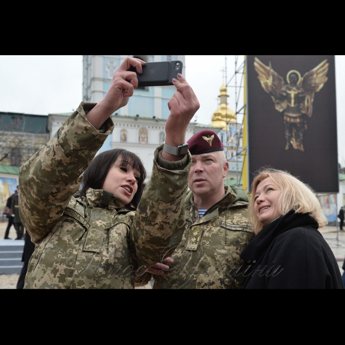 21 листопада 2017 Президент, Верховний Головнокомандувач Збройних Сил України Петро Порошенко підписав  Указ «Про встановлення в Україні Дня Десантно-штурмових військ Збройних Сил України», який відзначатиметься щороку 21 листопада.

Про це Президент повідомив під час урочистої церемонії перейменування Високомобільних десантних військ у Десантно-штурмові війська Збройних Сил України та встановлення Дня Десантно-штурмових військ ЗСУ.

Глава держави зазначив, що сьогодні в Україні також відзначають день Собору Архистратига Михаїла, а цей святий є небесним покровителем українських десантників.
1-й заступник Голови ВР Ірина Геращенко.