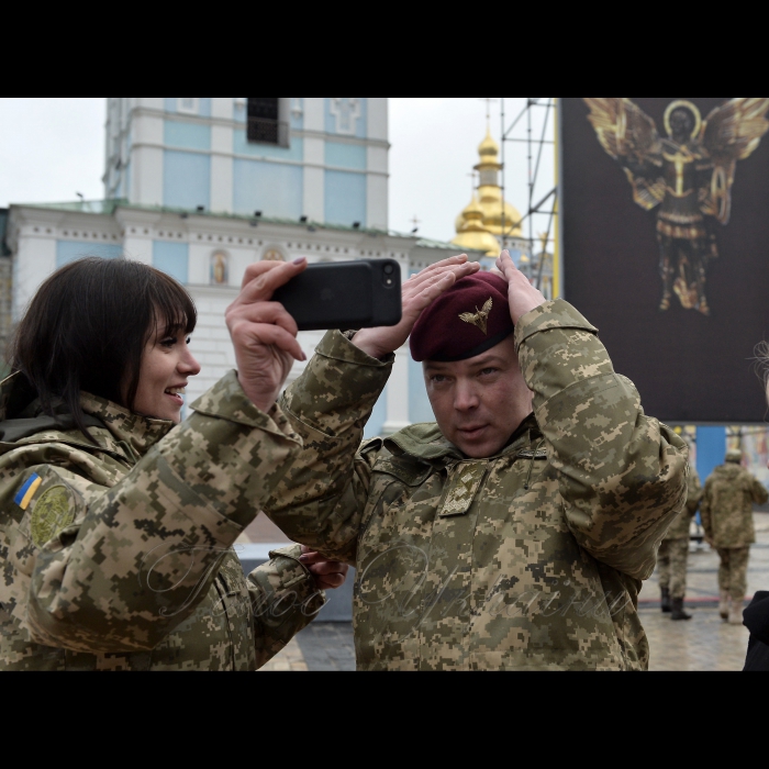21 листопада 2017 Президент, Верховний Головнокомандувач Збройних Сил України Петро Порошенко підписав  Указ «Про встановлення в Україні Дня Десантно-штурмових військ Збройних Сил України», який відзначатиметься щороку 21 листопада.

Про це Президент повідомив під час урочистої церемонії перейменування Високомобільних десантних військ у Десантно-штурмові війська Збройних Сил України та встановлення Дня Десантно-штурмових військ ЗСУ.

Глава держави зазначив, що сьогодні в Україні також відзначають день Собору Архистратига Михаїла, а цей святий є небесним покровителем українських десантників.