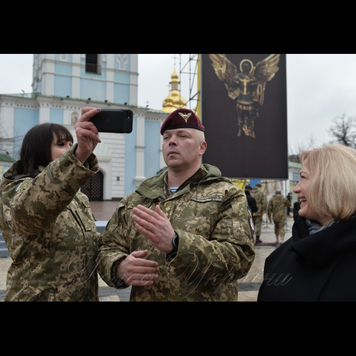 21 листопада 2017 Президент, Верховний Головнокомандувач Збройних Сил України Петро Порошенко підписав  Указ «Про встановлення в Україні Дня Десантно-штурмових військ Збройних Сил України», який відзначатиметься щороку 21 листопада.

Про це Президент повідомив під час урочистої церемонії перейменування Високомобільних десантних військ у Десантно-штурмові війська Збройних Сил України та встановлення Дня Десантно-штурмових військ ЗСУ.

Глава держави зазначив, що сьогодні в Україні також відзначають день Собору Архистратига Михаїла, а цей святий є небесним покровителем українських десантників.
1-й заступник Голови ВР Ірина Геращенко.